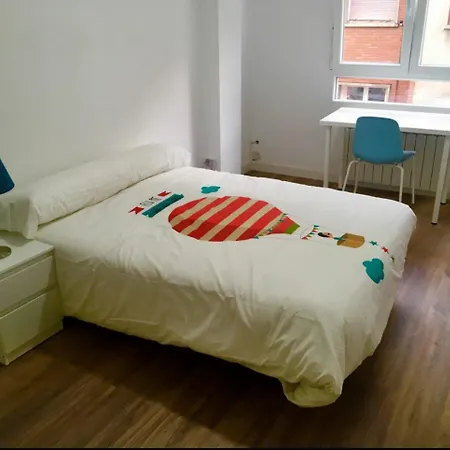 4 Bedroom Flat - Free Parking *