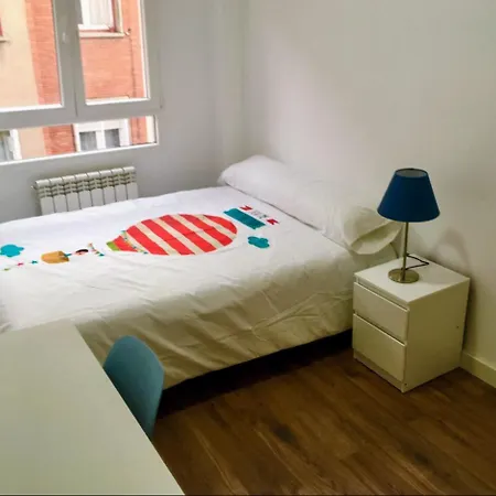 4 Bedroom Flat - Free Parking *